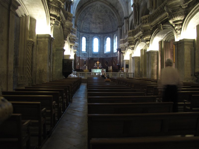 interieur_notre dame des doms.jpg - Interieur van de Notre-Dame des Doms. Ten opzichte van de Pauselijke kerken in Rome, een sober interieur.
